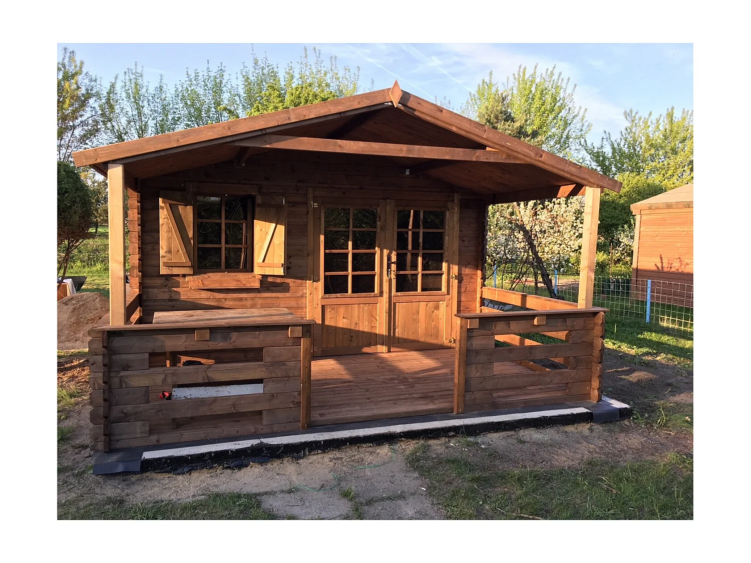 Casetta da giardino in legno con veranda e tettoia - 24m2 - 4x4m - impregnata - 28mm - colore: marrone - DOM181+DOM78+DOM79+POD05 - ALTANKA