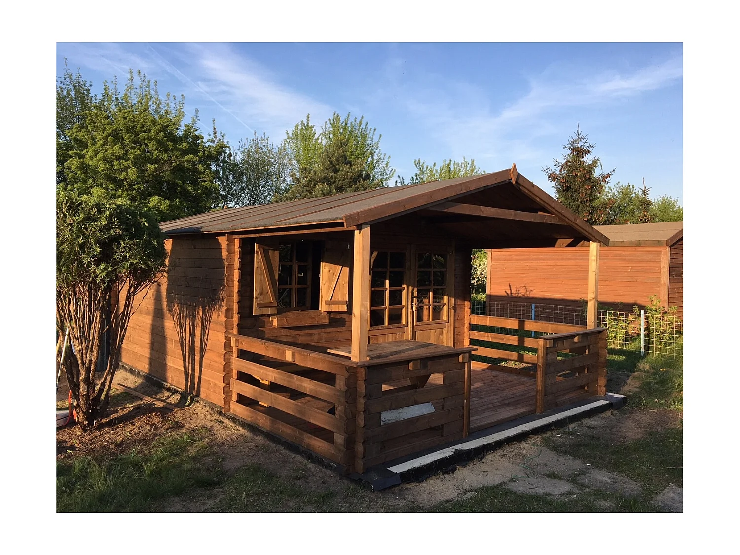 Casetta da giardino in legno con veranda e tettoia - 24m2 - 4x4m - impregnata - 28mm - colore: marrone - DOM181+DOM78+DOM79+POD05 - ALTANKA