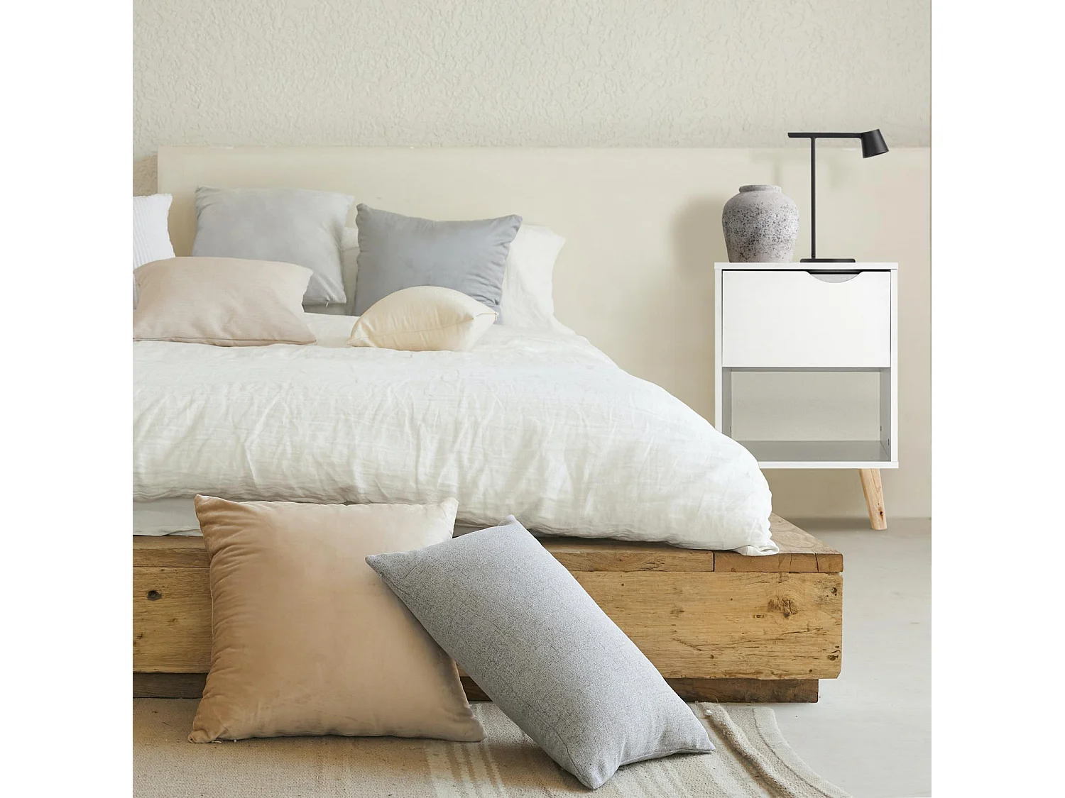 Andrea - Mesita de noche de diseño en madera con cajón y gran estante blanca con pies de madera de pino neutra.