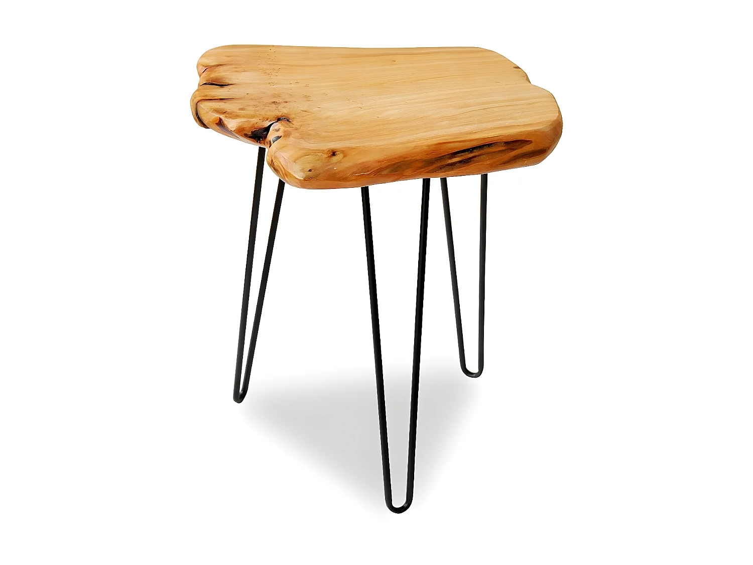 Mesa de centro de design industrial em madeira de cedro e ferro forjado com rebordos