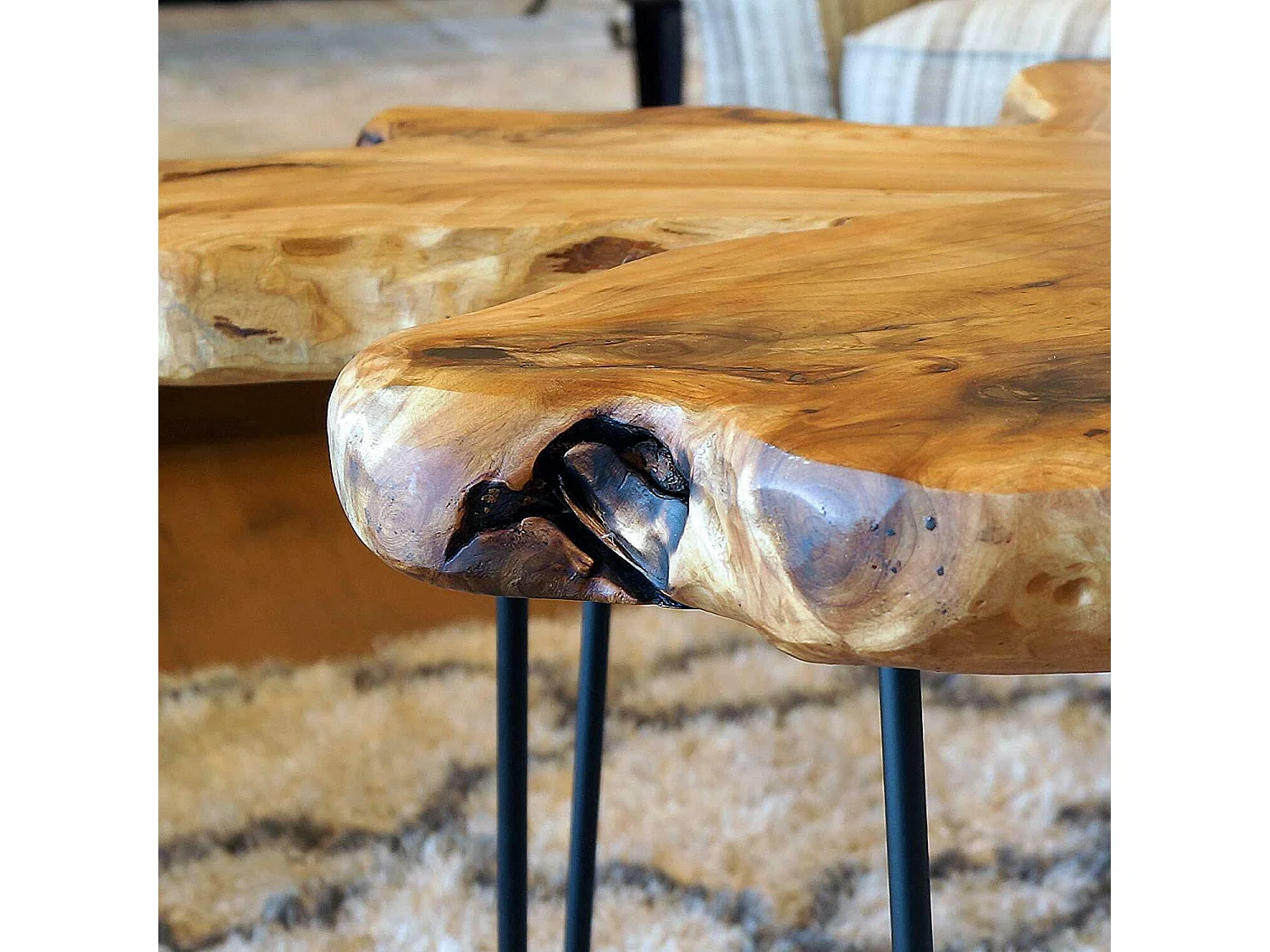 Mesa de centro de design industrial em madeira de cedro e ferro forjado com rebordos