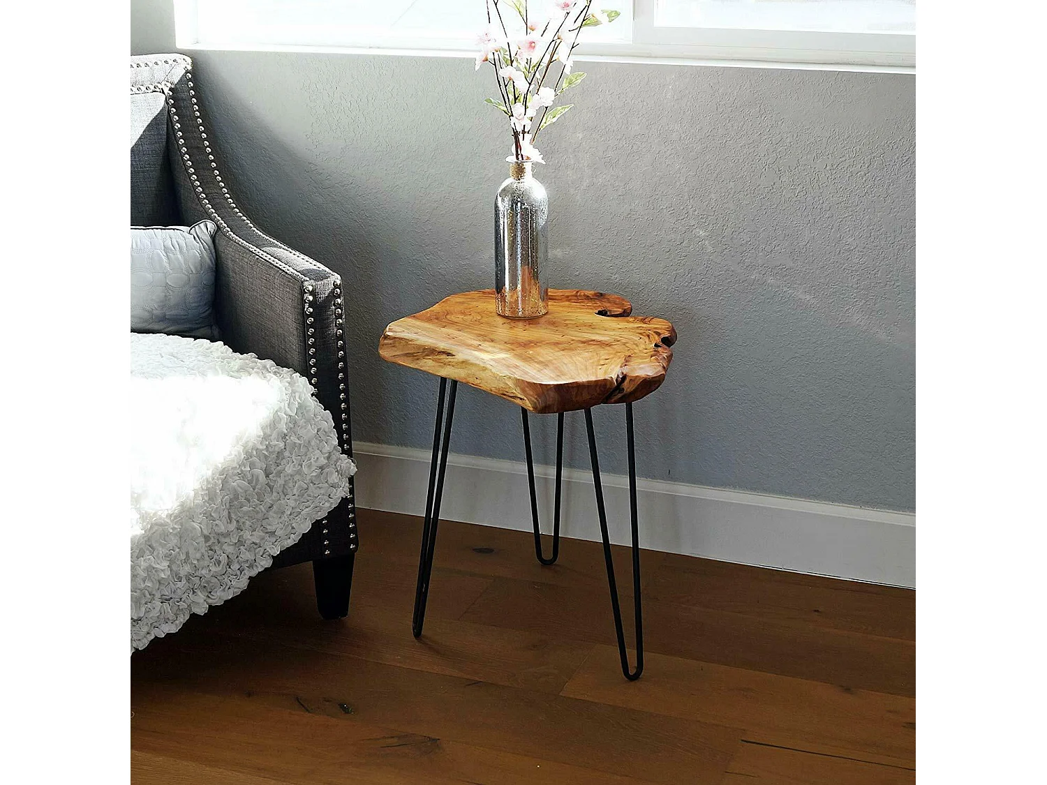 Mesa de centro de design industrial em madeira de cedro e ferro forjado com rebordos