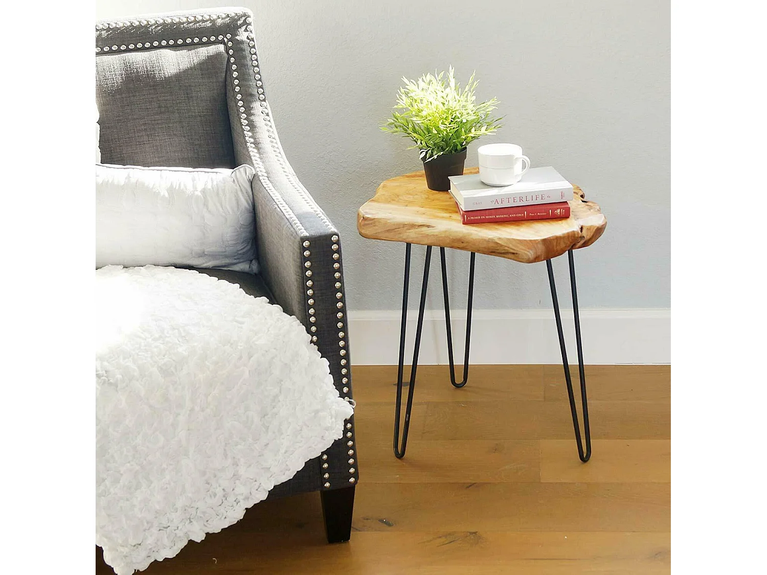 Mesa de centro de design industrial em madeira de cedro e ferro forjado com rebordos