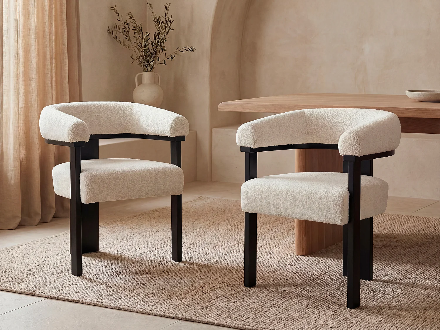 Set van 6 stoelen met armleuningen van boucléstof en heveahout - Wit en zwart - LIVELIA