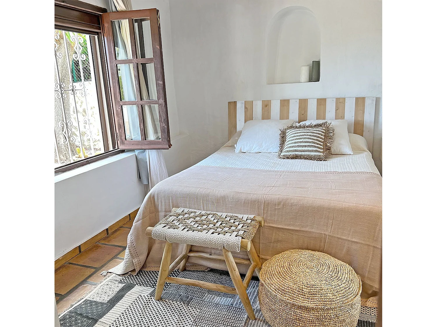 Banqueta de madera de teca y fibra natural con tonos blancos 60cm