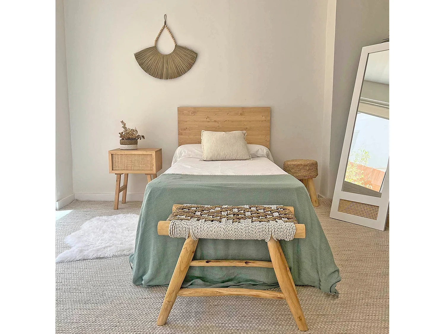 Banqueta de madera de teca y fibra natural con tonos blancos 60cm