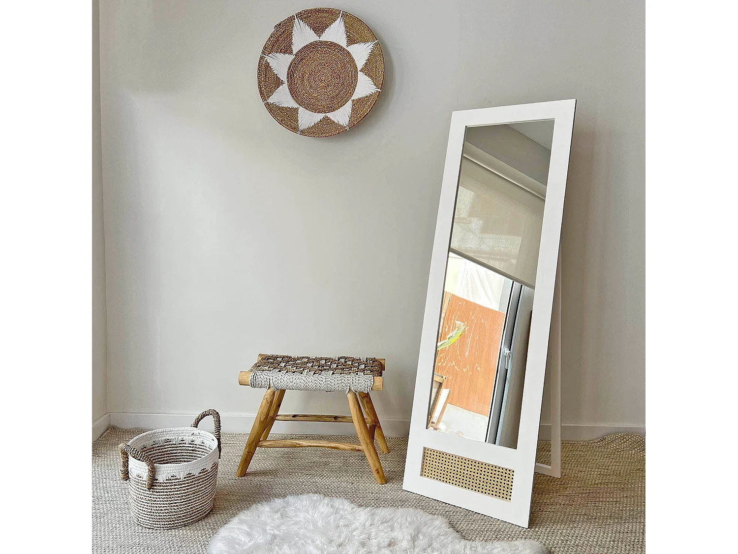 Banqueta de madera de teca y fibra natural con tonos blancos 60cm