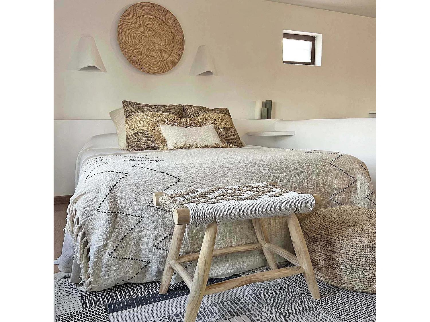 Banqueta de madera de teca y fibra natural con tonos blancos 60cm