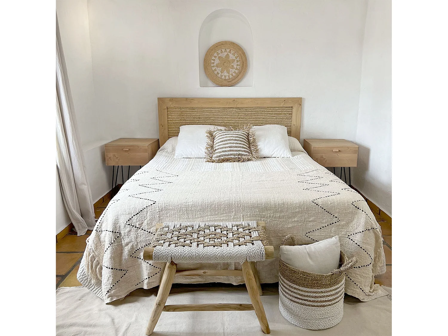 Banqueta de madera de teca y fibra natural con tonos blancos 60cm