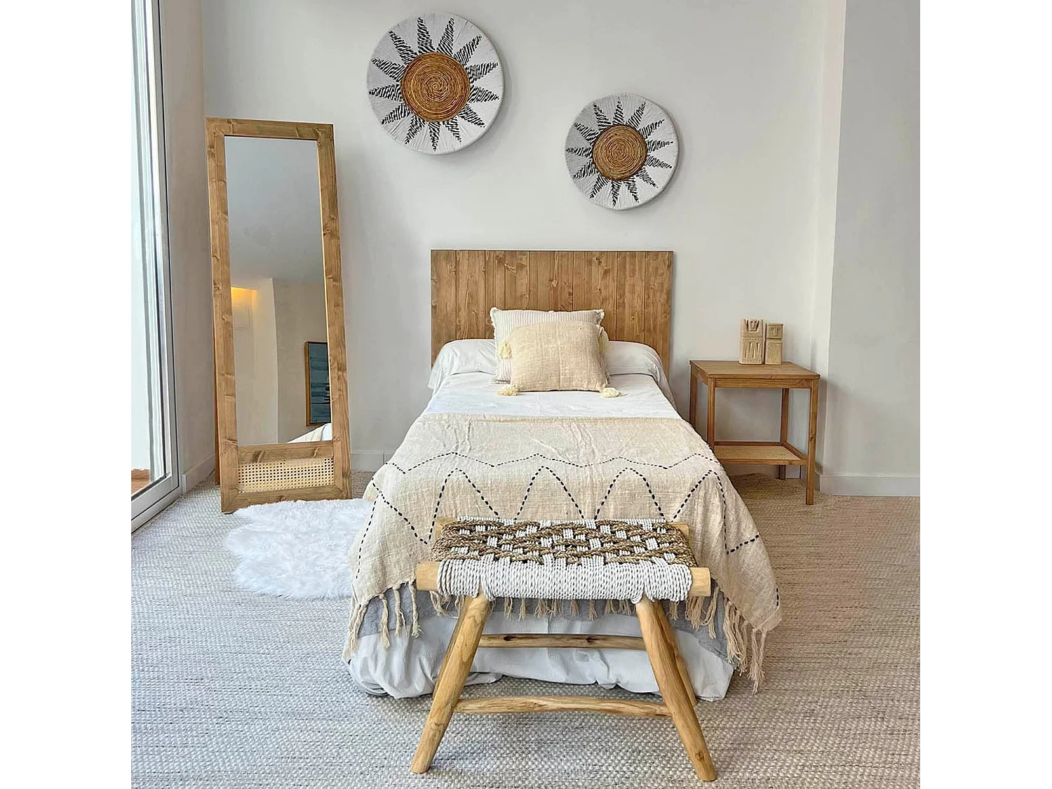 Banqueta de madera de teca y fibra natural con tonos blancos 60cm