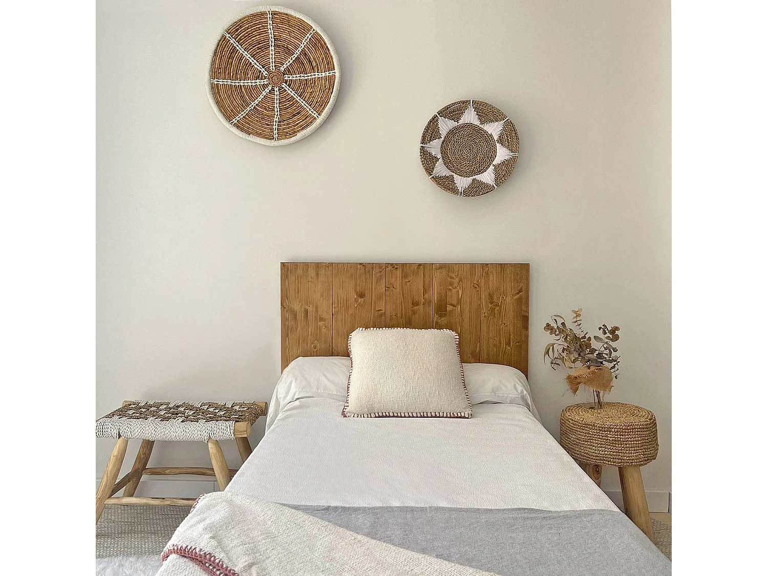 Banqueta de madera de teca y fibra natural con tonos blancos 60cm