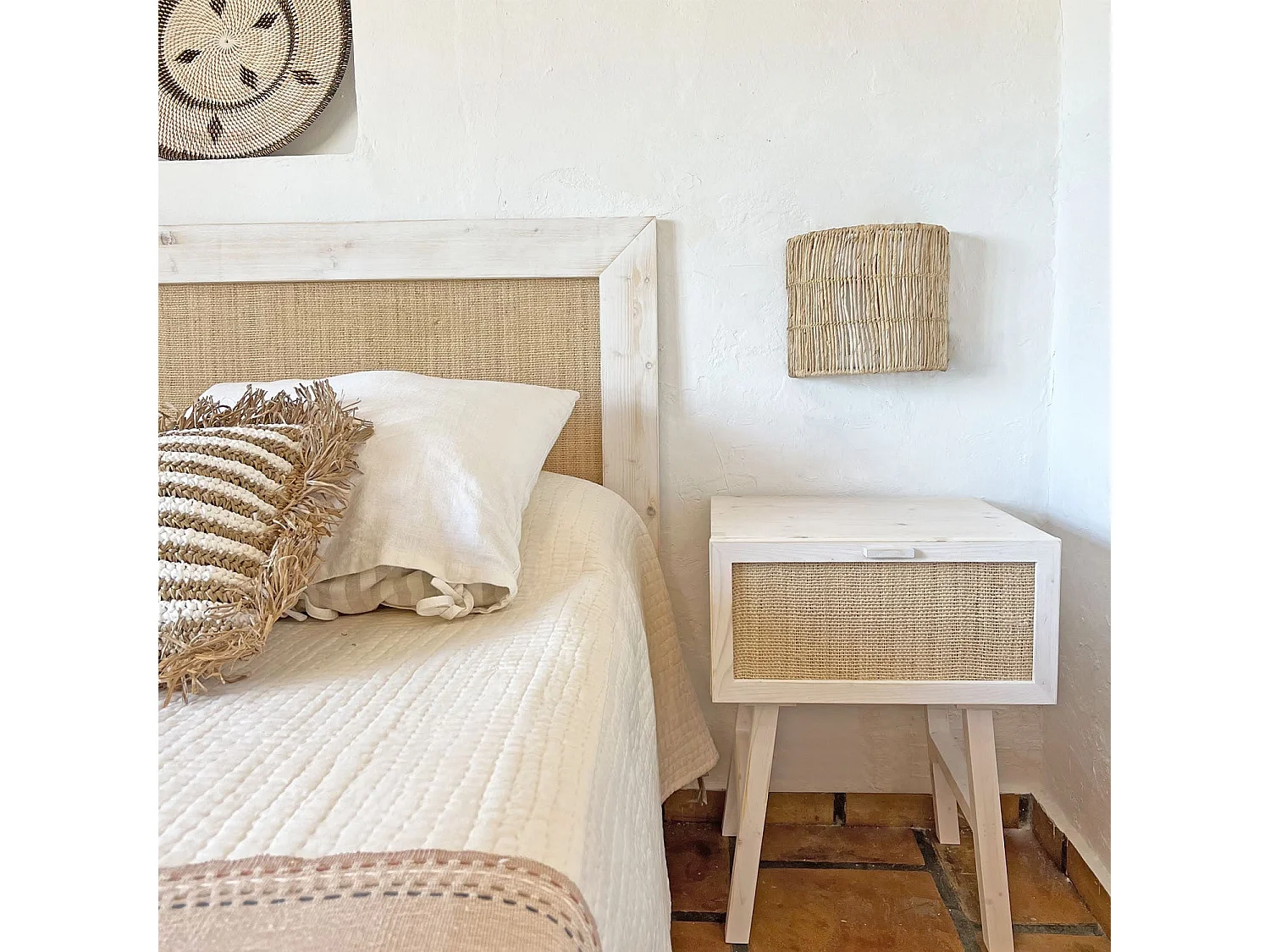 Mesita de noche de madera y rafia natural en blanco envejecido 45cm
