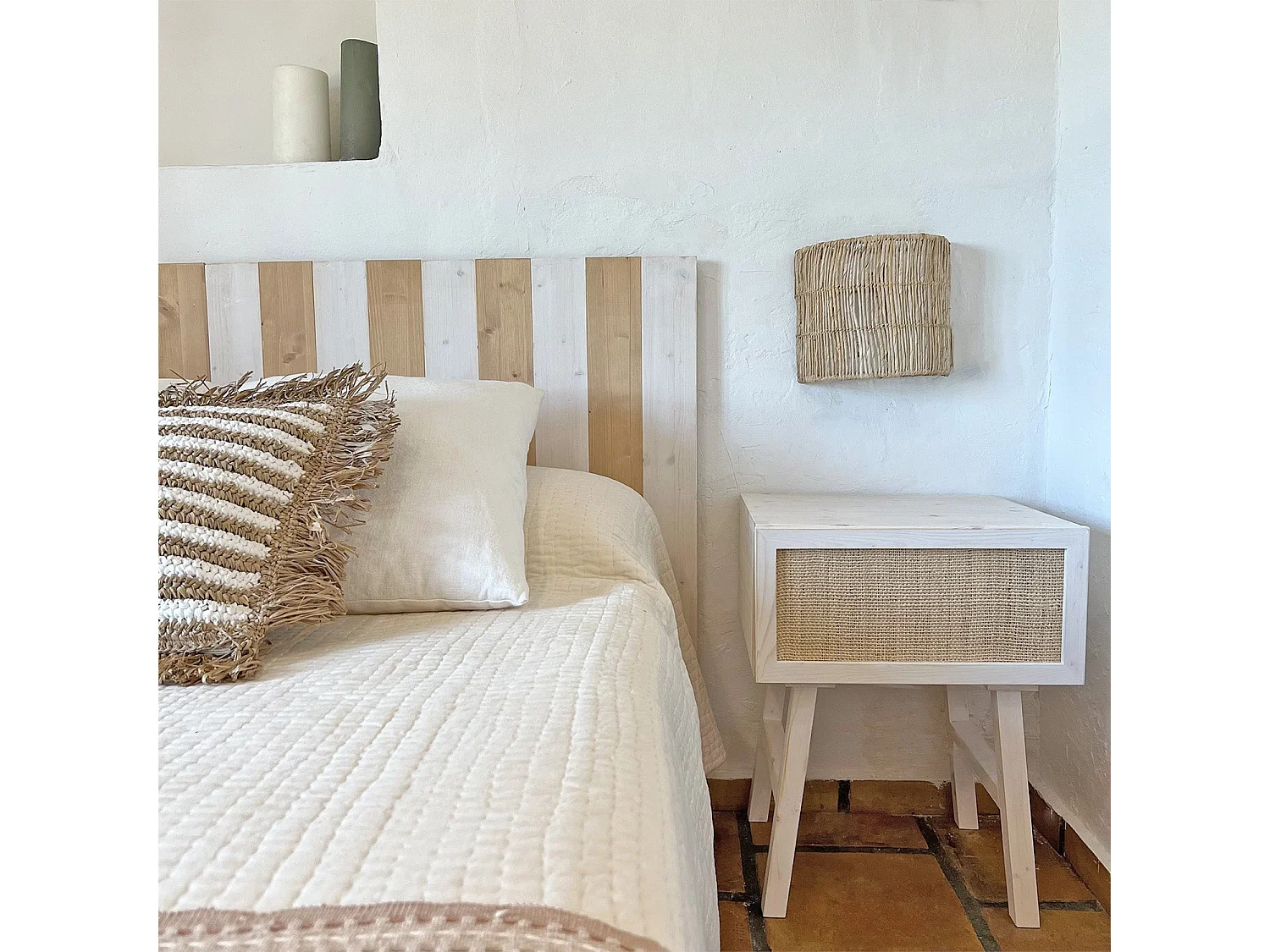Mesita de noche de madera y rafia natural en blanco envejecido 45cm