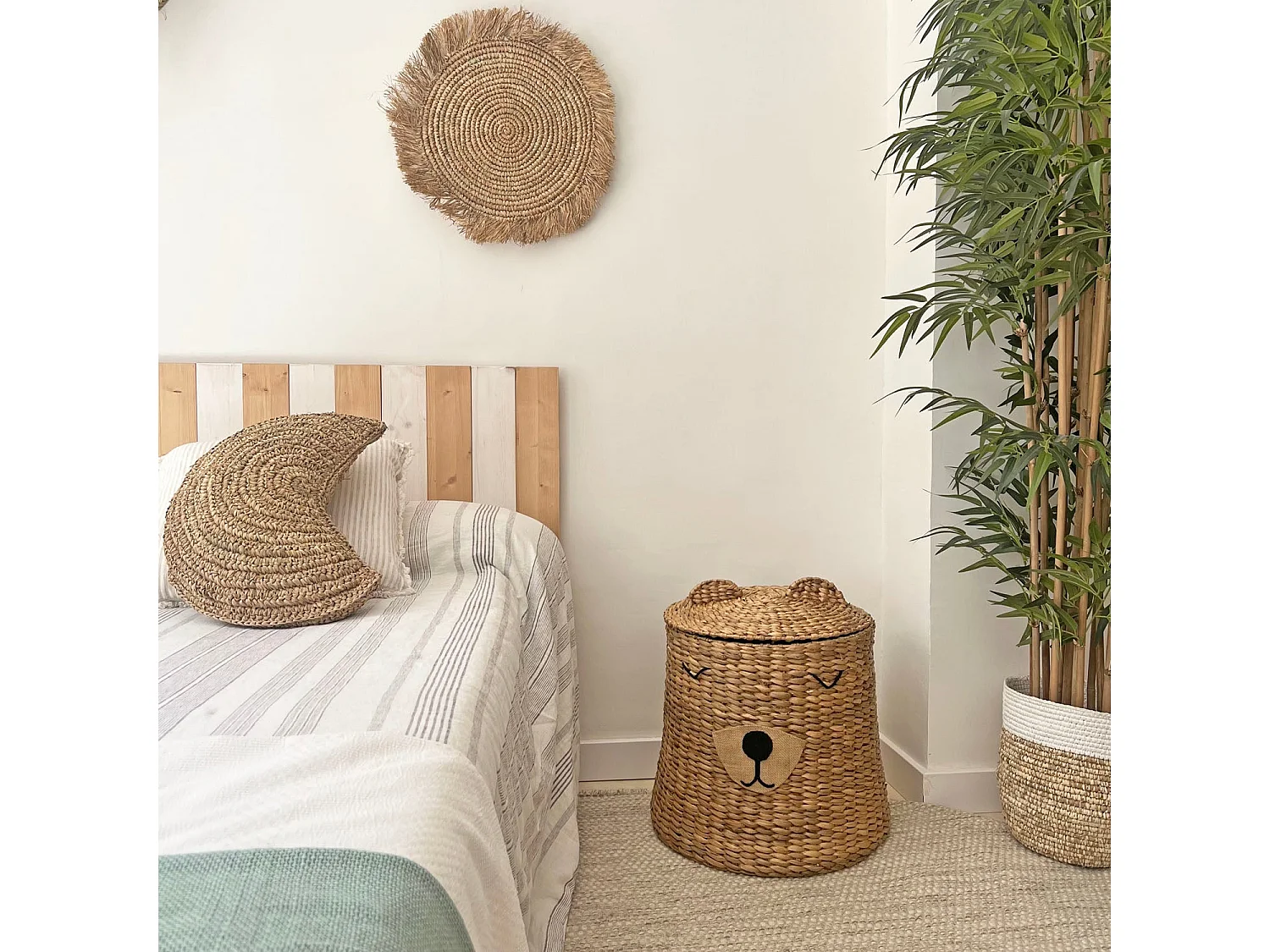 Almofada de ráfia natural para crianças com forma de lua 45x30cm