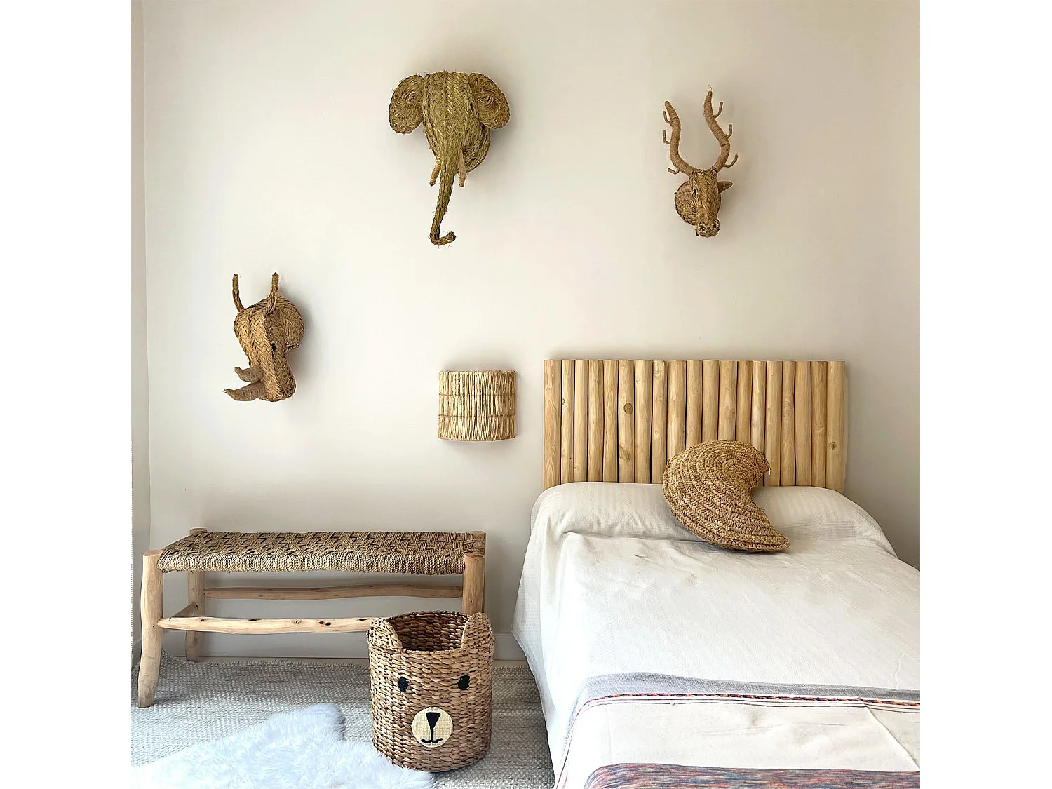 Almofada de ráfia natural para crianças com forma de lua 45x30cm