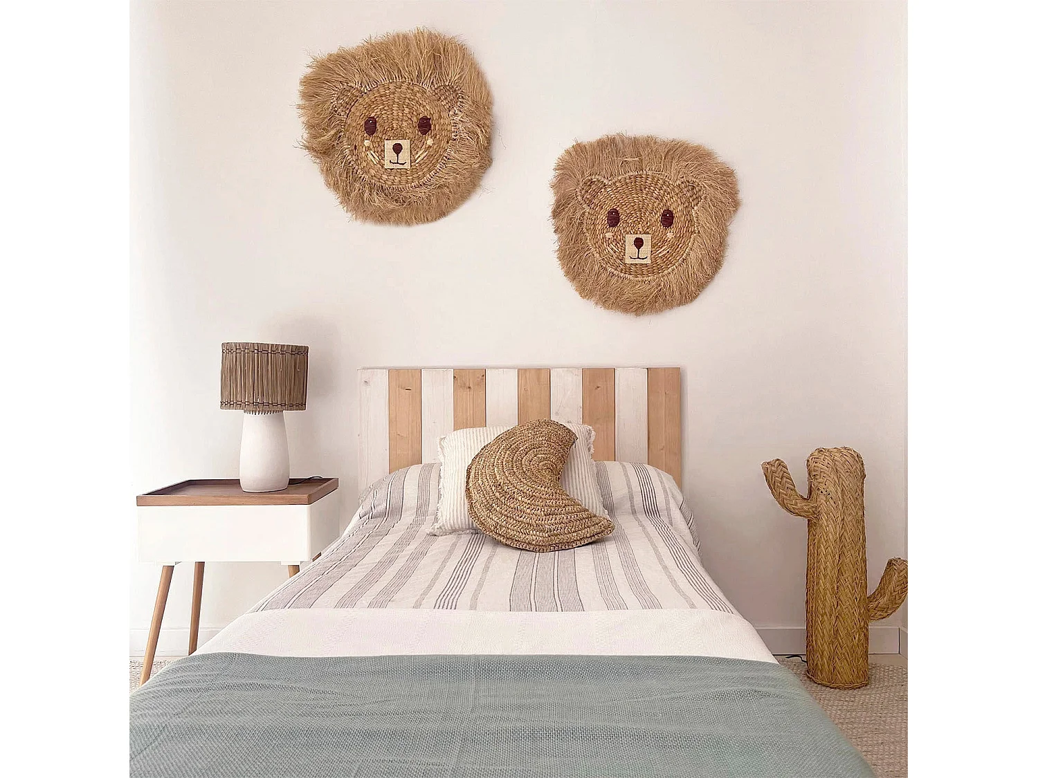 Almofada de ráfia natural para crianças com forma de lua 45x30cm