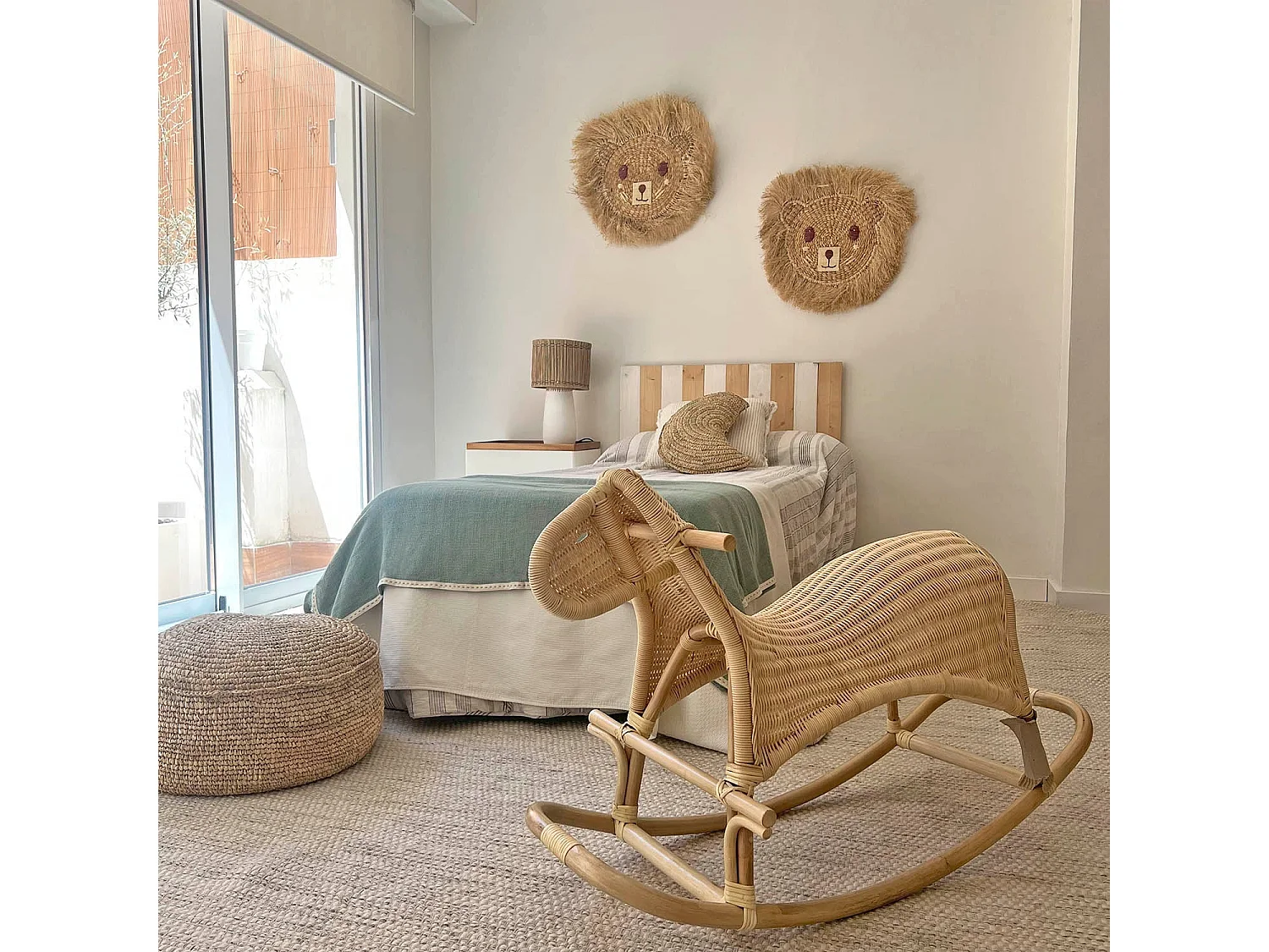 Almofada de ráfia natural para crianças com forma de lua 45x30cm