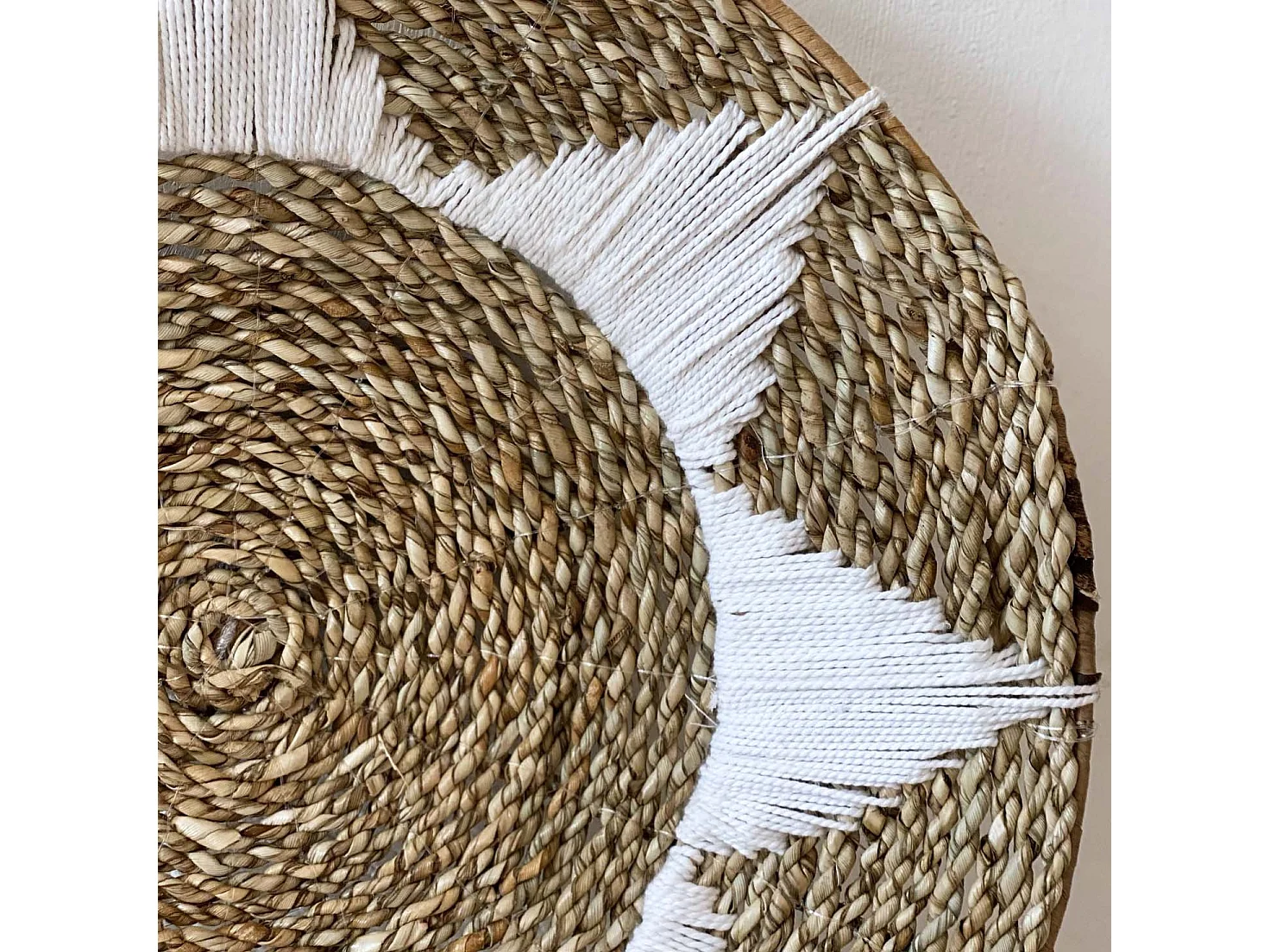 Prato de parede decorativo em fibra natural e algodão branco 60cm