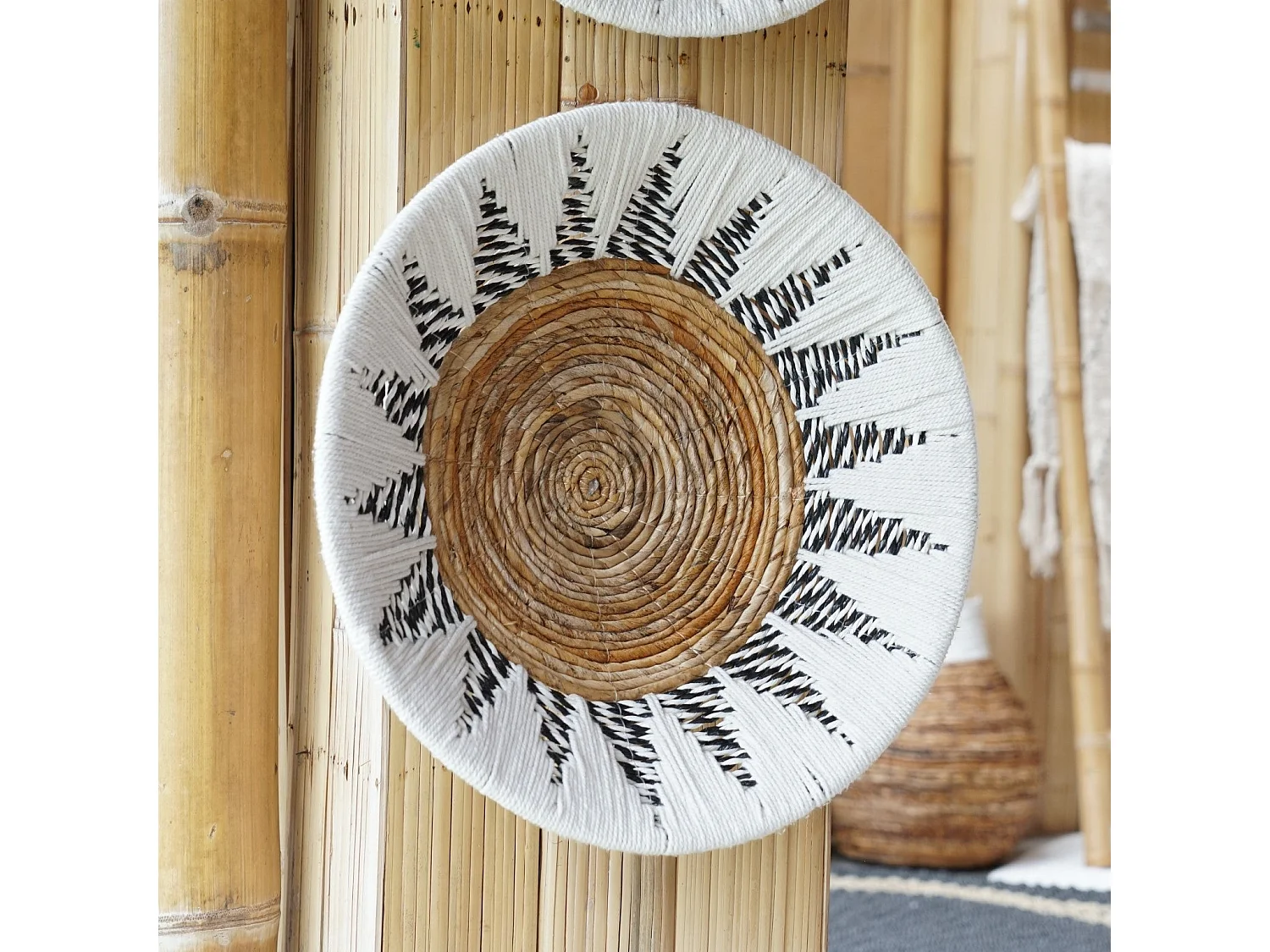 Plato decorativo de pared natural con detalles blancos y negros 60cm