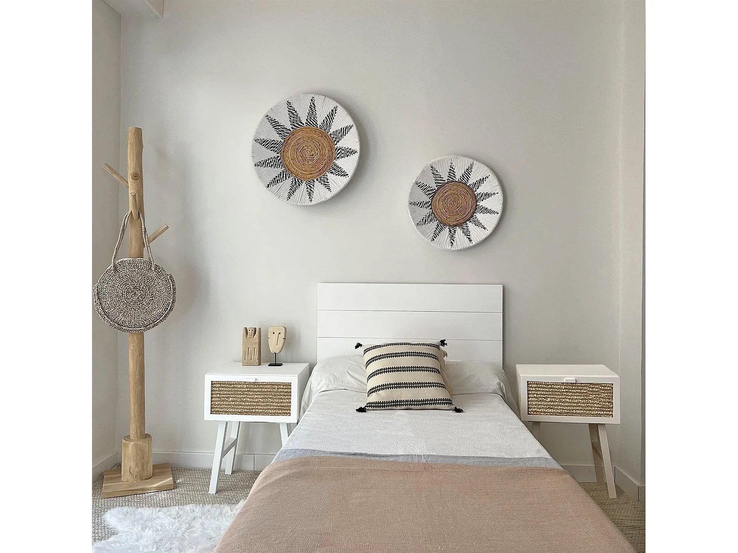 Plato decorativo de pared natural con detalles blancos y negros 60cm