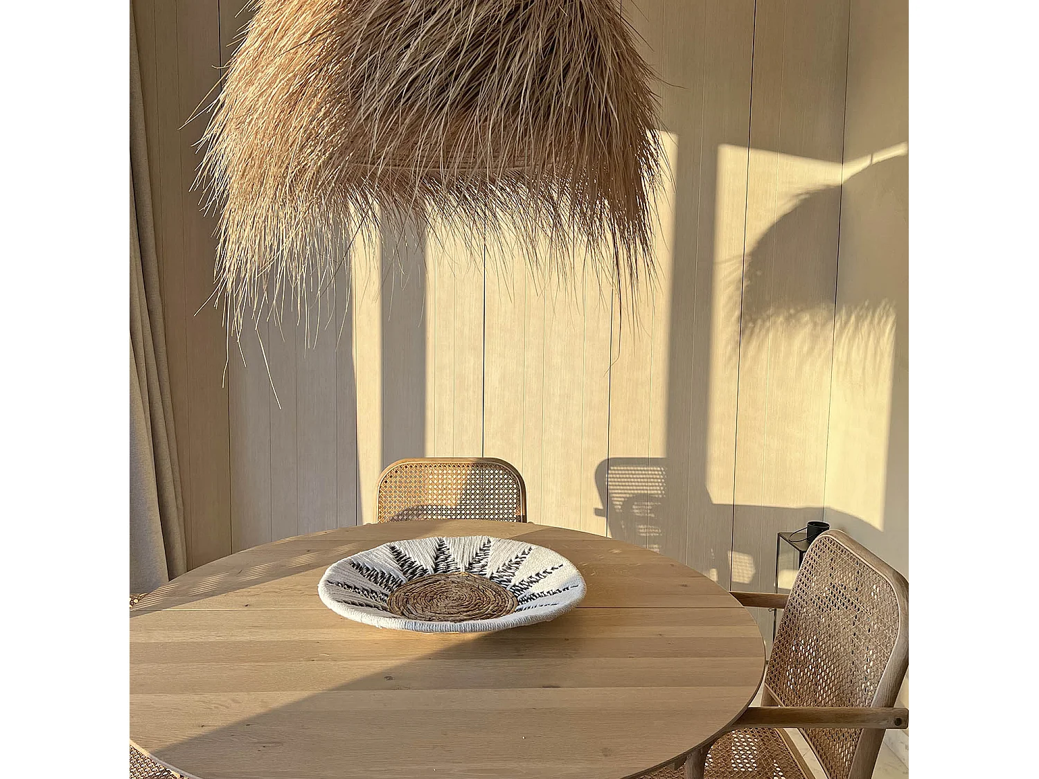 Plato decorativo de pared natural con detalles blancos y negros 60cm