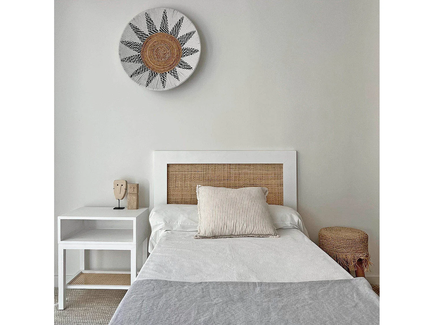 Plato decorativo de pared natural con detalles blancos y negros 60cm