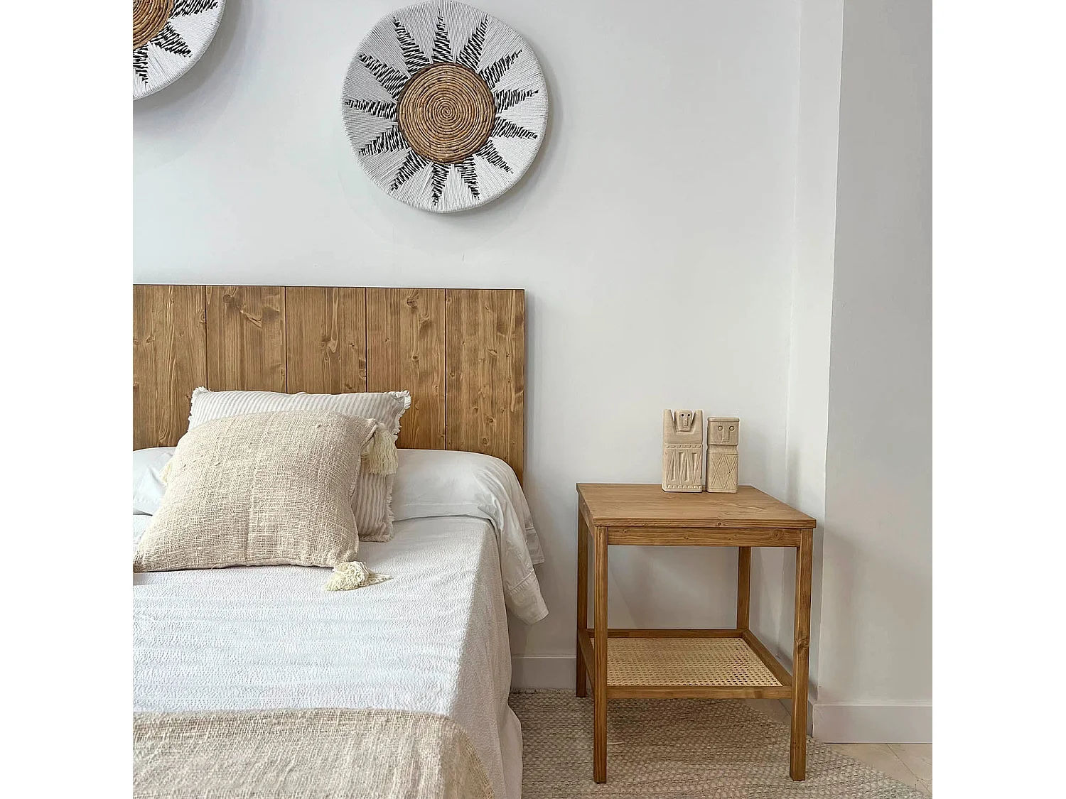 Plato decorativo de pared natural con detalles blancos y negros 60cm