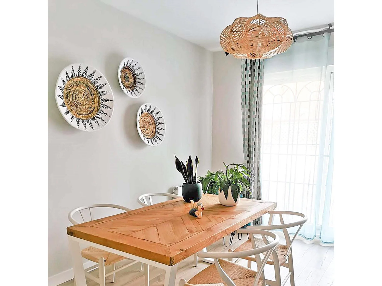 Plato decorativo de pared natural con detalles blancos y negros 60cm