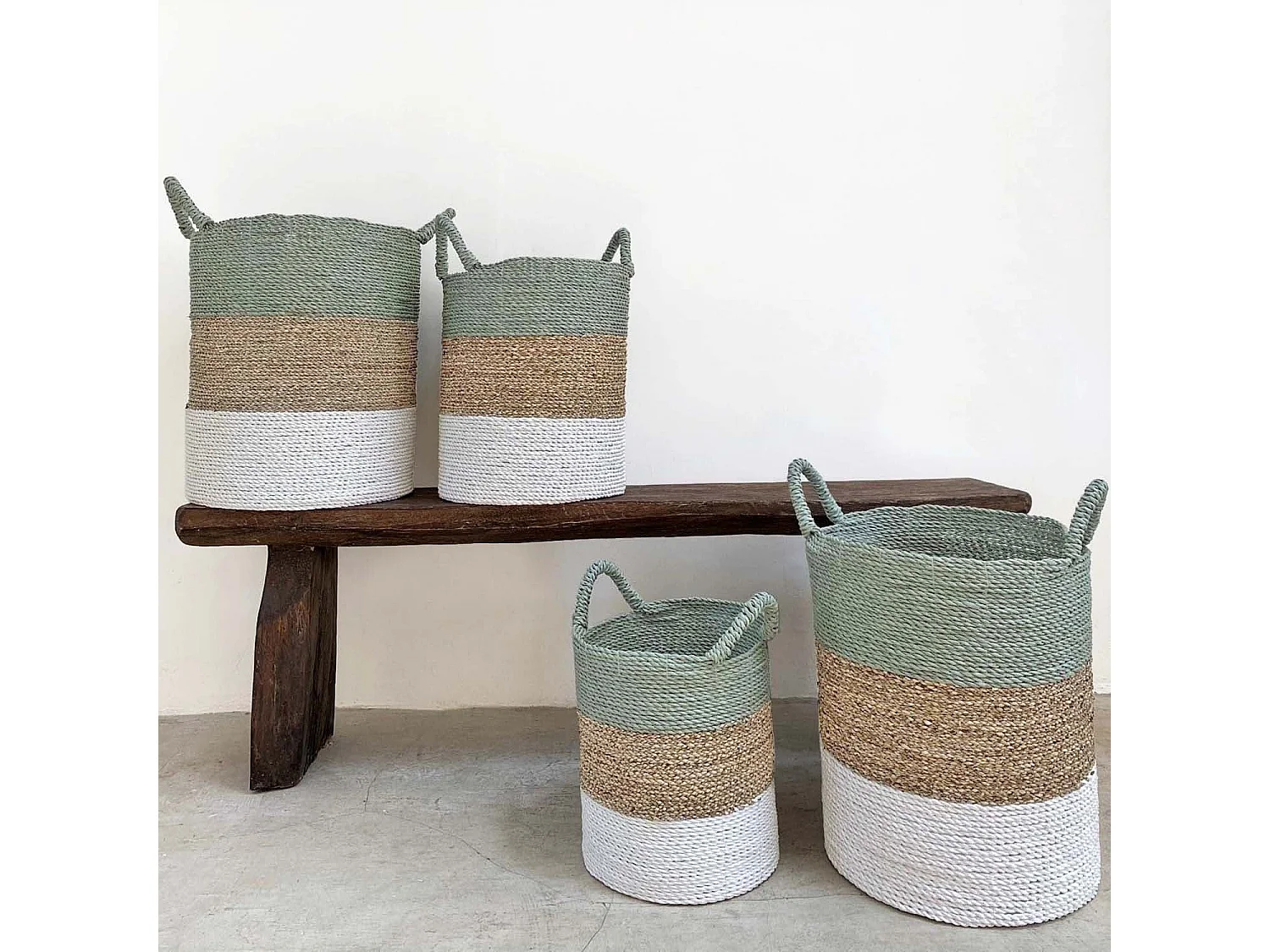 Cesto de fibras naturales con tonos blancos y verdes D. 35 cm