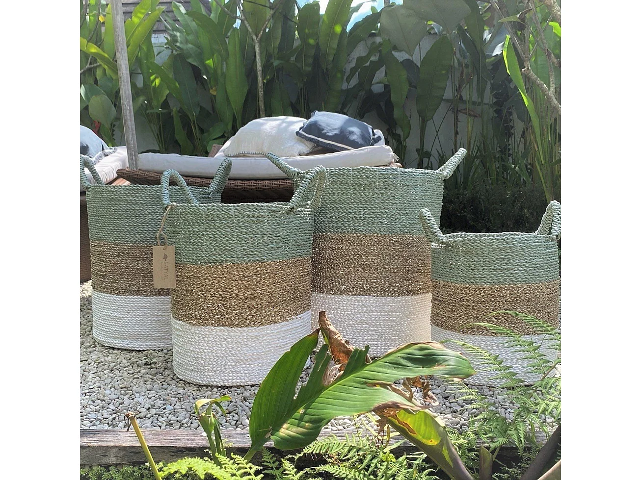 Cesto de fibras naturales con tonos blancos y verdes D. 35 cm