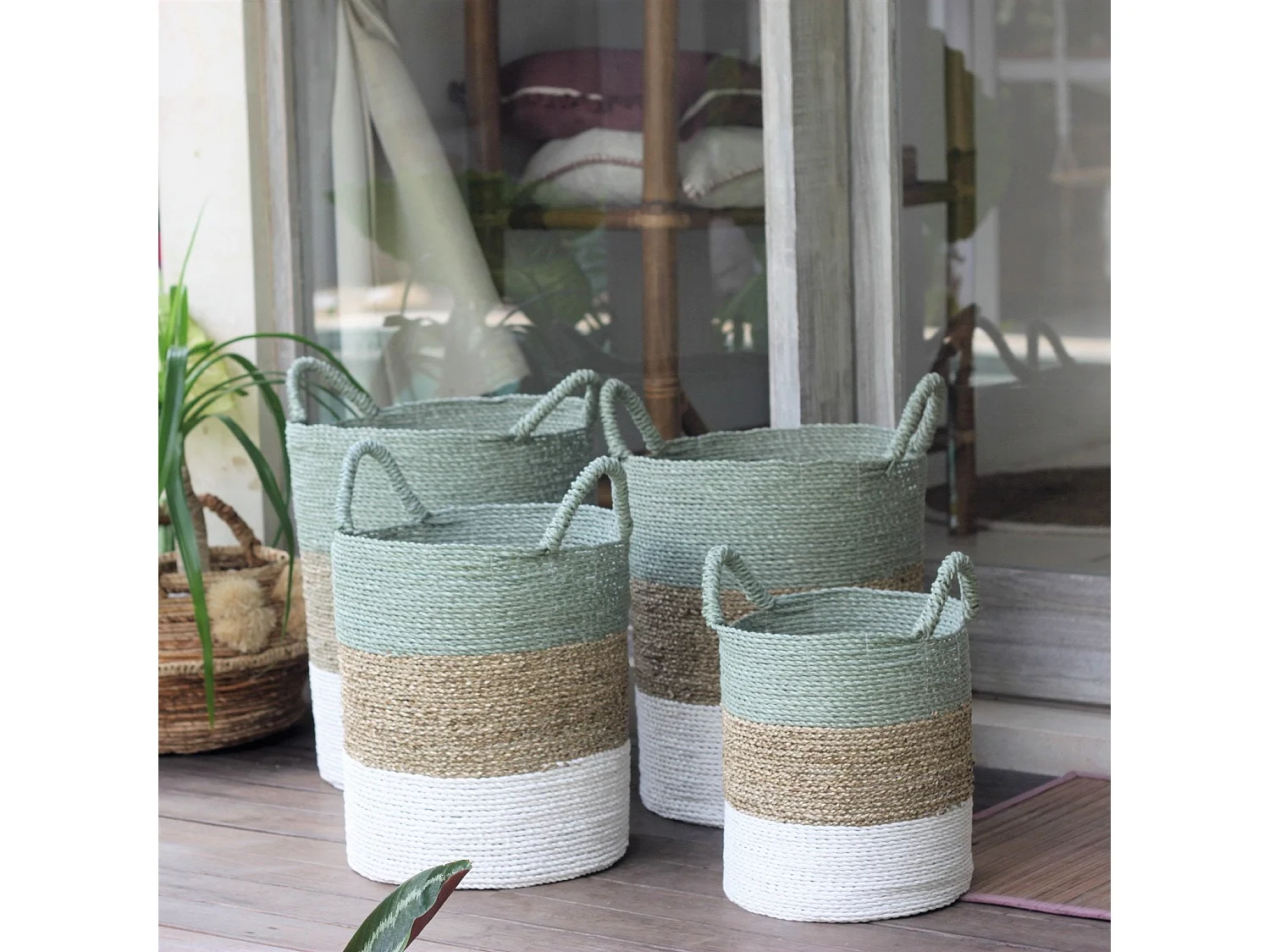 Cesto de fibras naturales con tonos blancos y verdes D. 35 cm