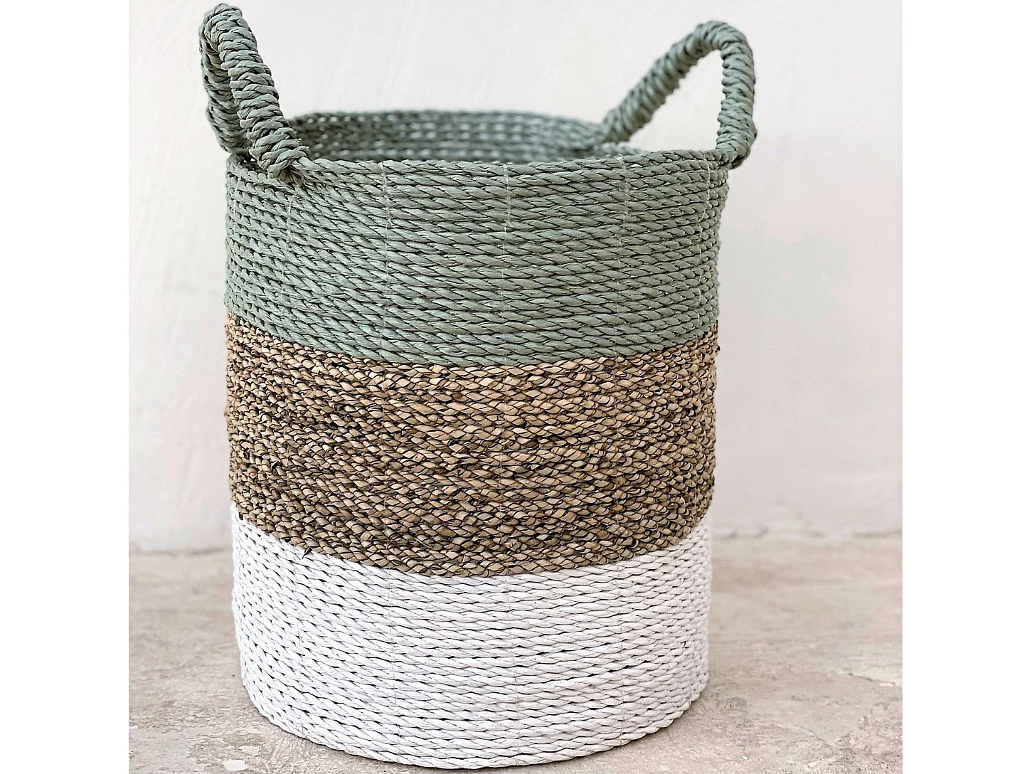 Cesto de fibras naturales con tonos blancos y verdes D. 35 cm