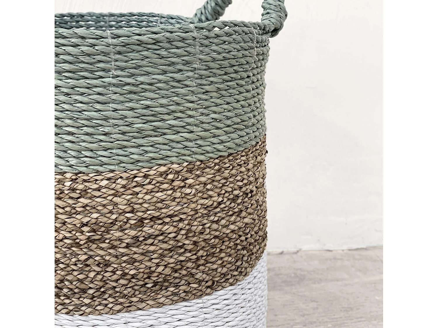 Cesto de fibras naturales con tonos blancos y verdes D. 35 cm