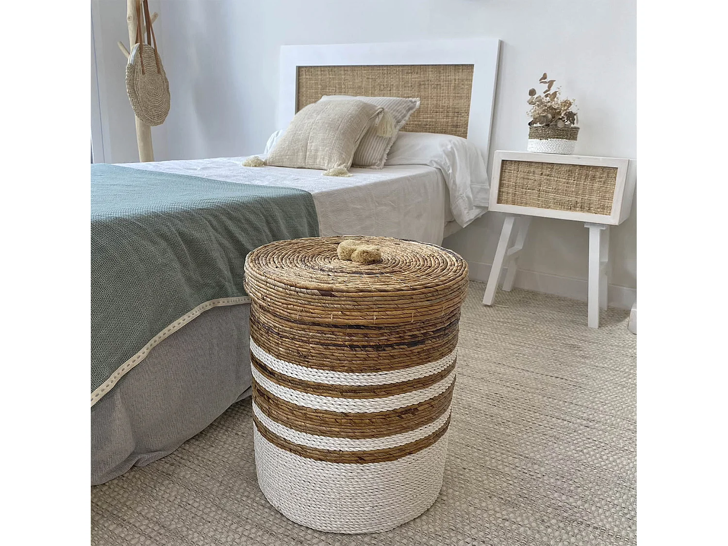 Cesto natural com tampa em tons de branco e castanho D. 33 cm