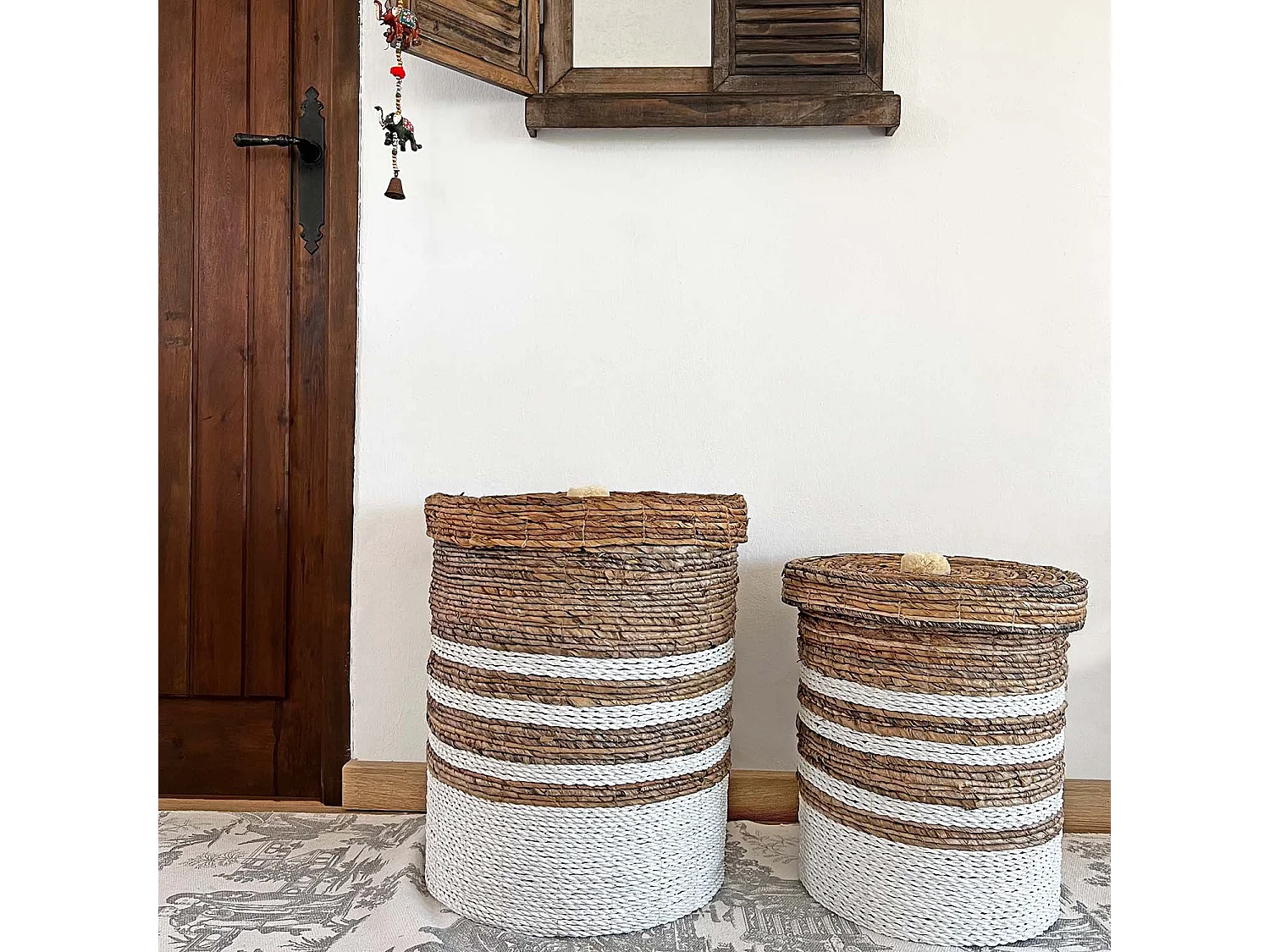 Cesto natural com tampa em tons de branco e castanho D. 33 cm