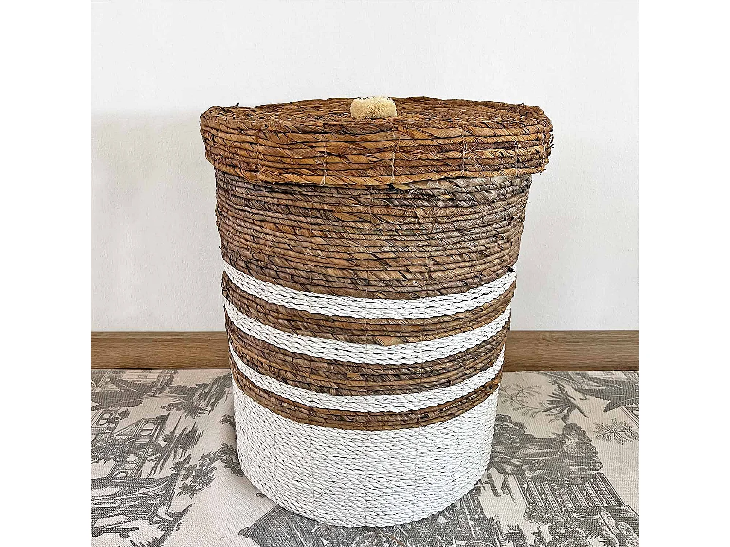 Cesto natural com tampa em tons de branco e castanho D. 33 cm