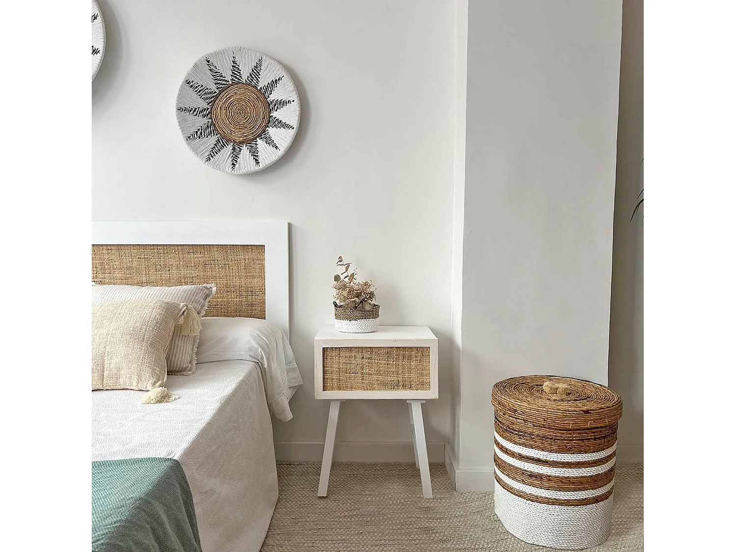 Cesto natural com tampa em tons de branco e castanho D. 33 cm