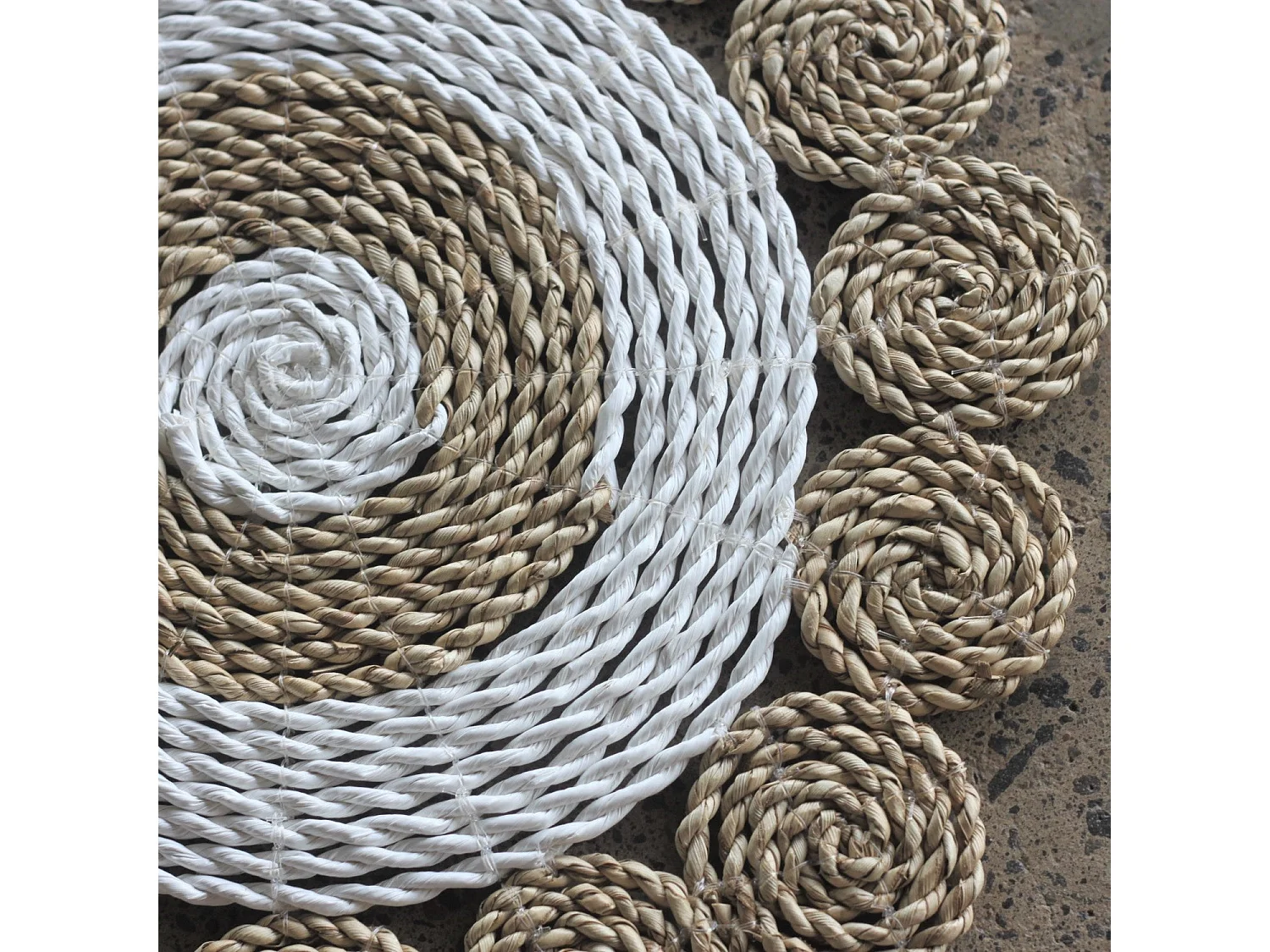 Mantel individual bajoplato de fibras naturales en tonos blancos 35 cm