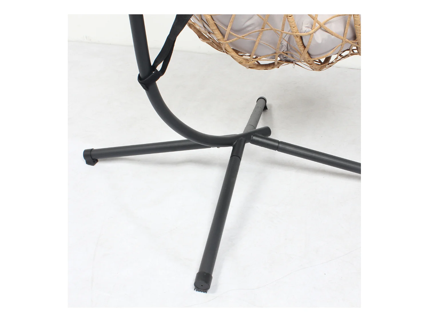 Cadeira suspensa de vime CUZCO com suporte - Resina entrançada, Almofadas macias, Resistente - Natural/Cinza