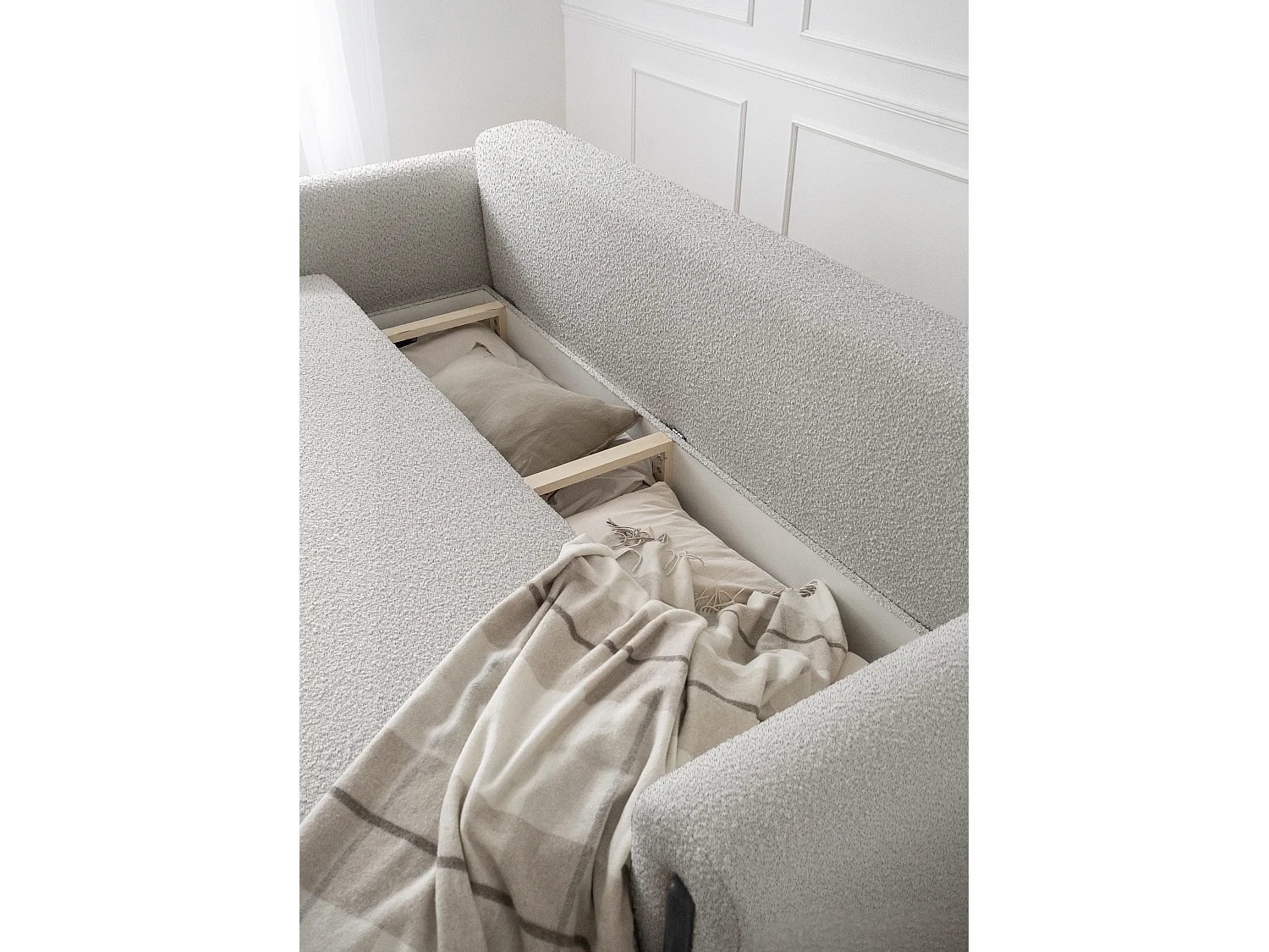 Canapé convertible en tissu bouclette DOVA - Pieds bois massif noir-Beige clair