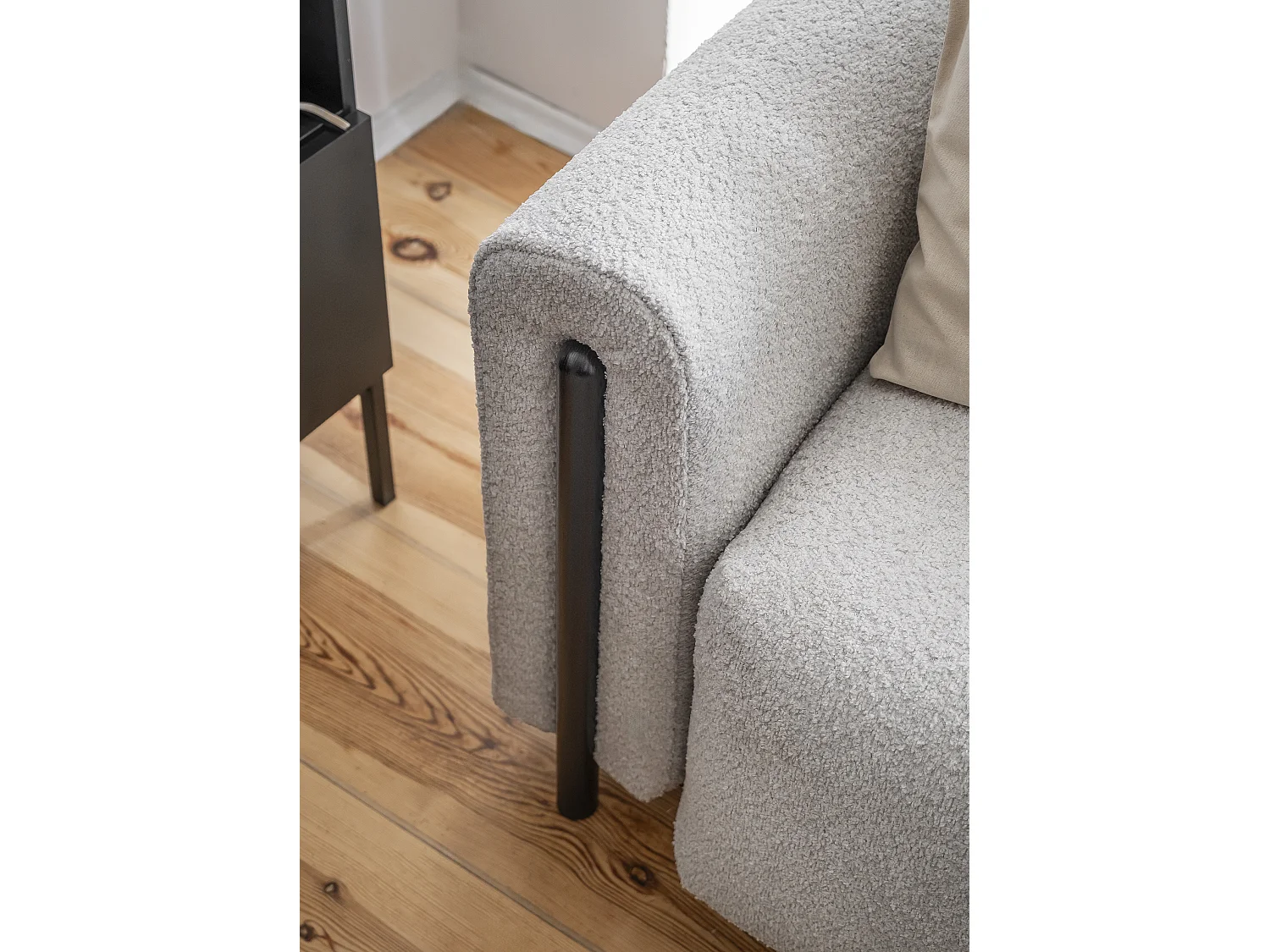 Canapé convertible en tissu bouclette DOVA - Pieds bois massif noir-Gris clair