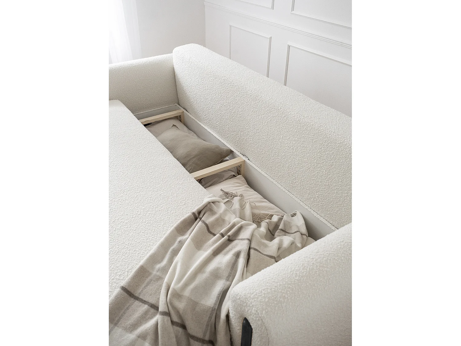 Canapé convertible en tissu bouclette DOVA - Pieds bois massif noir-Blanc cassé