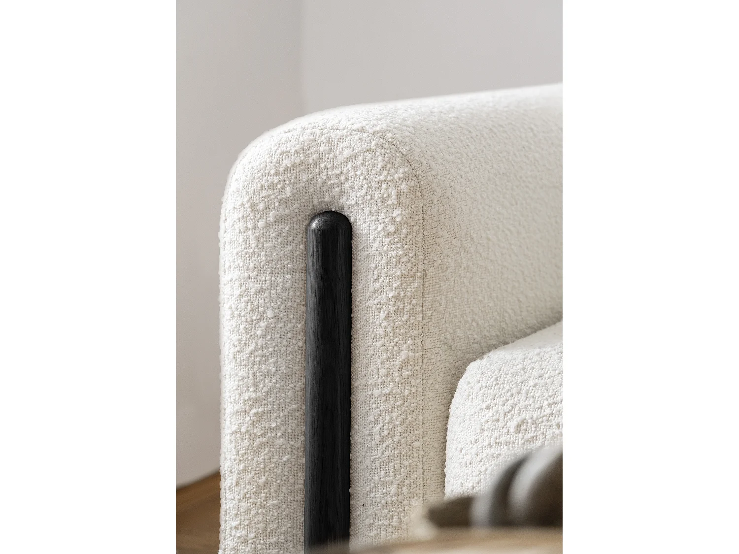 Canapé convertible 4 places en tissu bouclette DOVA - Pieds bois massif noir-Blanc cassé