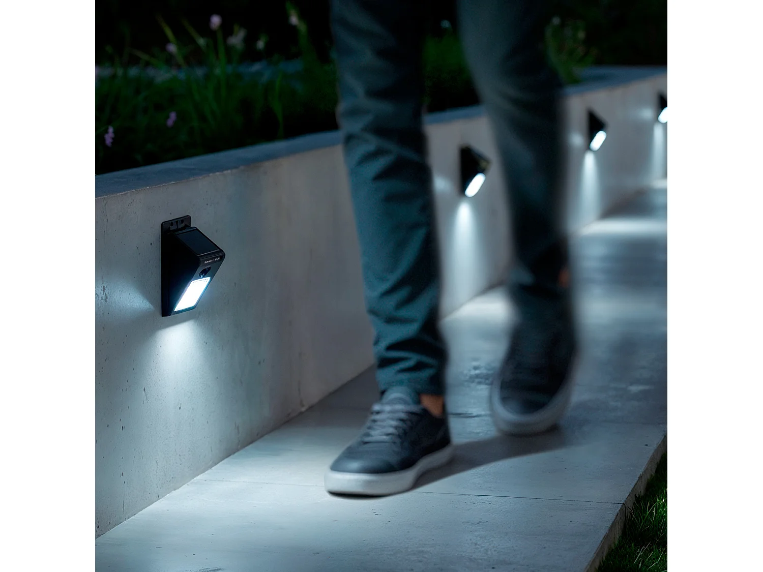 Applique Murale LED Extérieure Solaire IP65 Allumage Crépusculaire  6500K Blanc froid