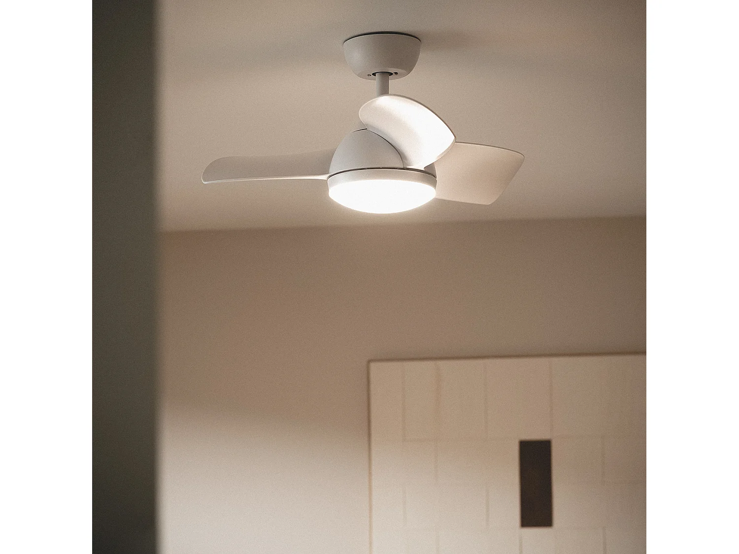 Ventilatore da Soffitto Silenzioso Poros 76cm Motor DC Bianco Con Luce, Controller a Parete + Telecomando, Wifi: True