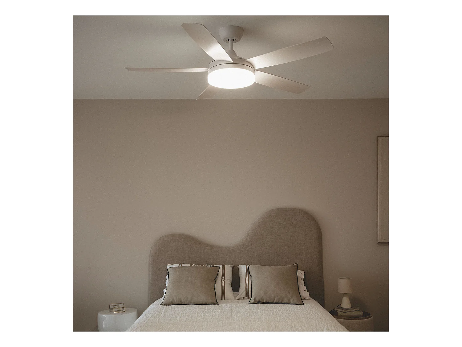 Ventilateur de Plafond Silencieux Patroclo Blanc 132cm Motor DC Blanc  Avec lumière, Télécommande, Wifi: False