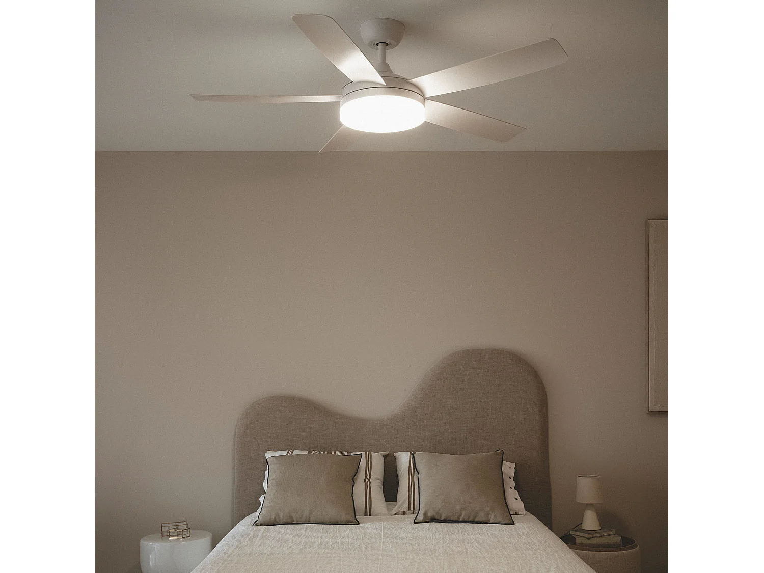 Ventilateur de Plafond Silencieux Patroclo Blanc 132cm Motor DC Blanc  Avec lumière, Contrôleur mural + télécommande, Wifi: False