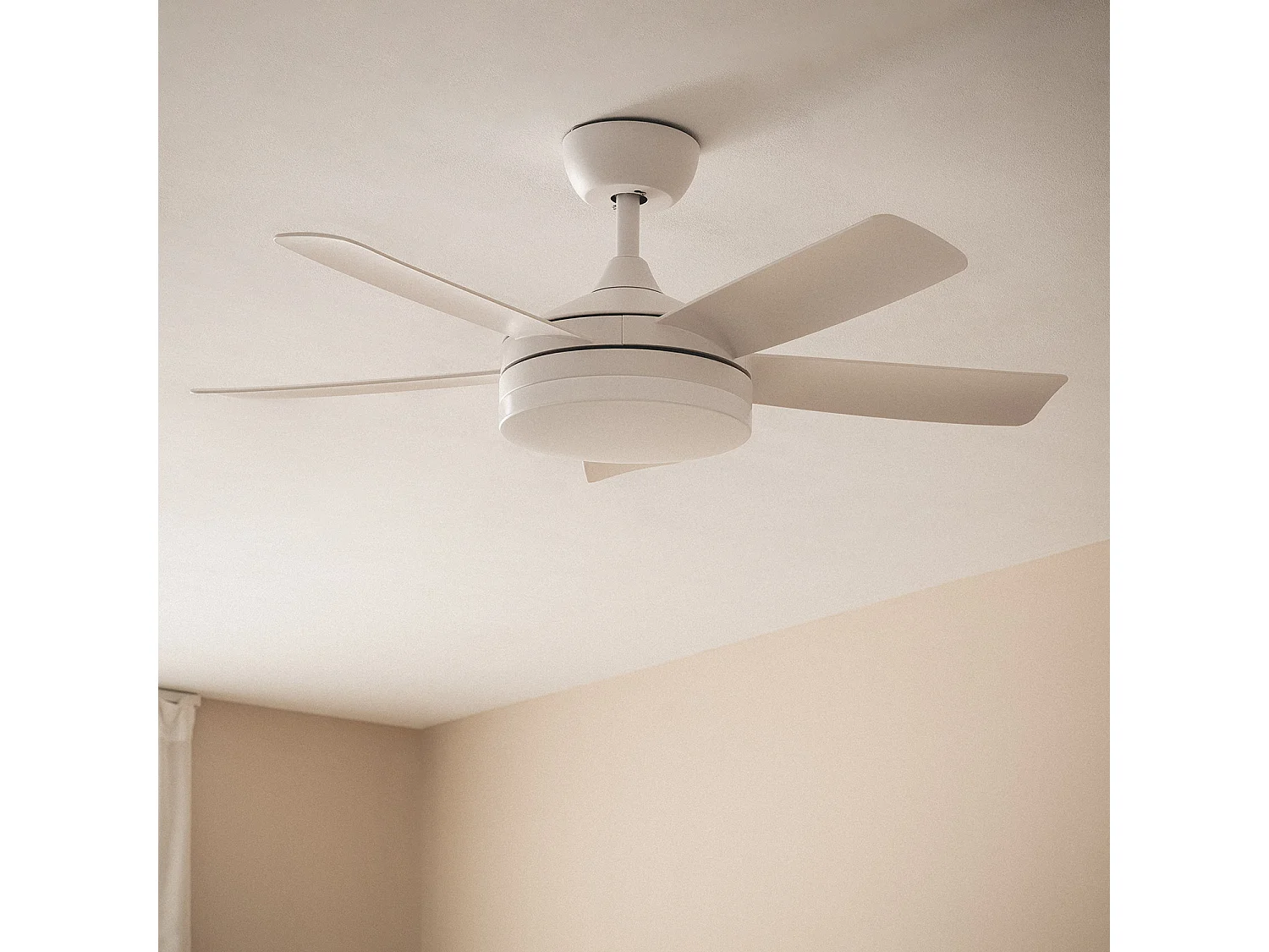 Ventilateur de Plafond Silencieux Patroclo Blanc 106cm Motor DC Blanc CCT Avec lumière, Télécommande, Wifi: False