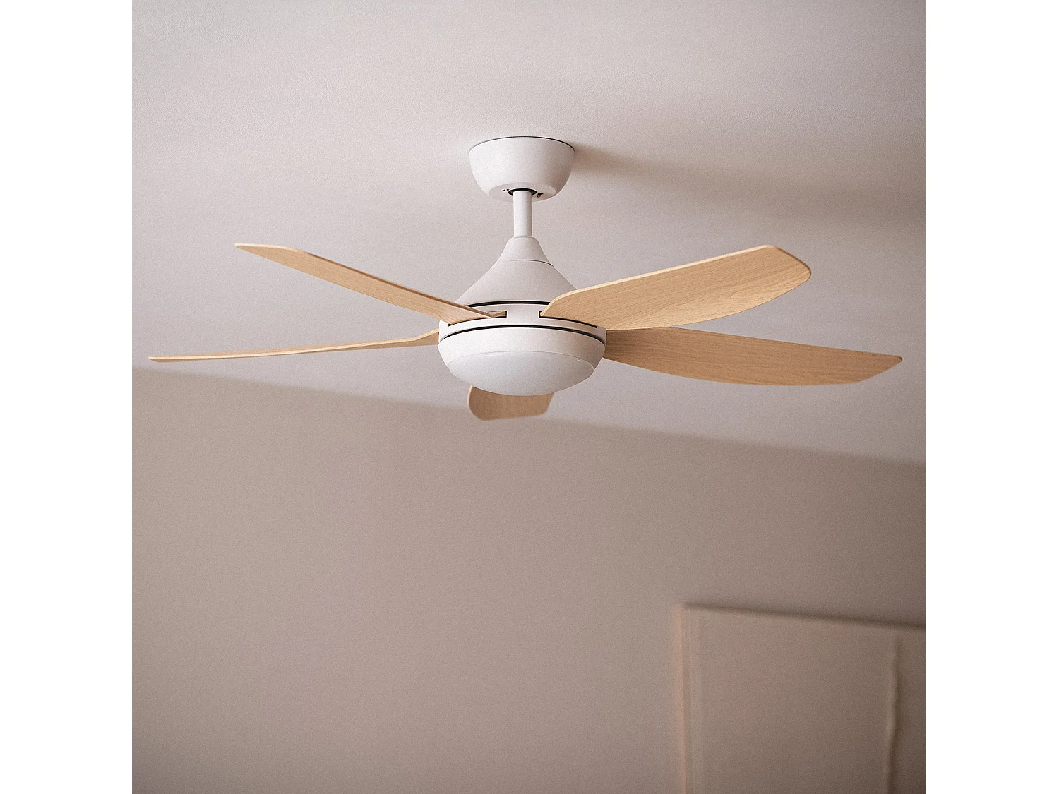 Ventilateur de Plafond Silencieux Dokós 122cm Motor DC Noir  Avec lumière, Contrôleur mural + télécommande, Wifi: True