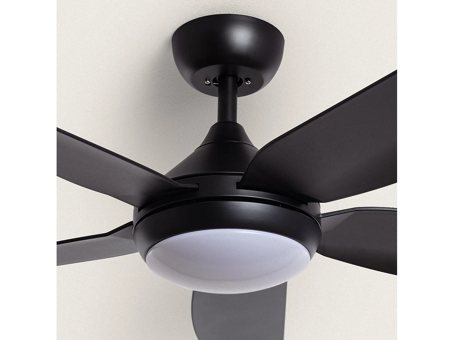 Ventilateur de Plafond Silencieux Dokós 122cm Motor DC Noir  Avec lumière, Contrôleur mural + télécommande, Wifi: True